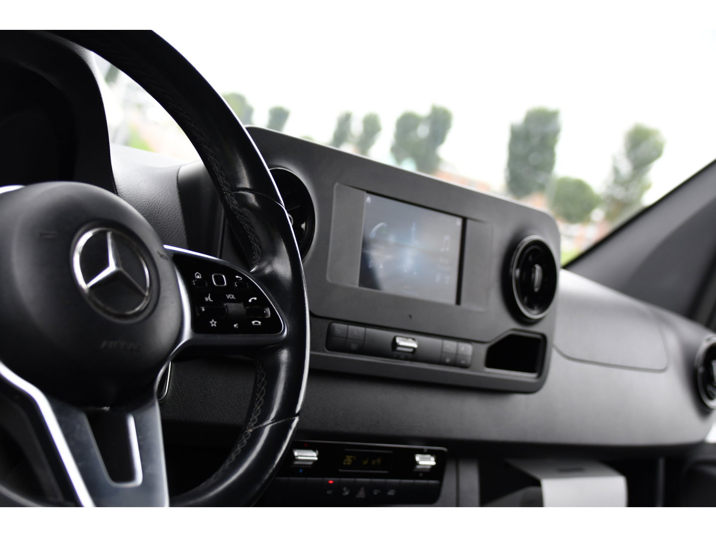 Mercedes-Benz Sprinter 319 V6 3.0 CDI L2H1 PB Edition Adaptieve Cruise, Carplay, Camera, LED, Automaat, Trekhaak, Multimedia, 190pk, Geveerde Stoel, Uniek!