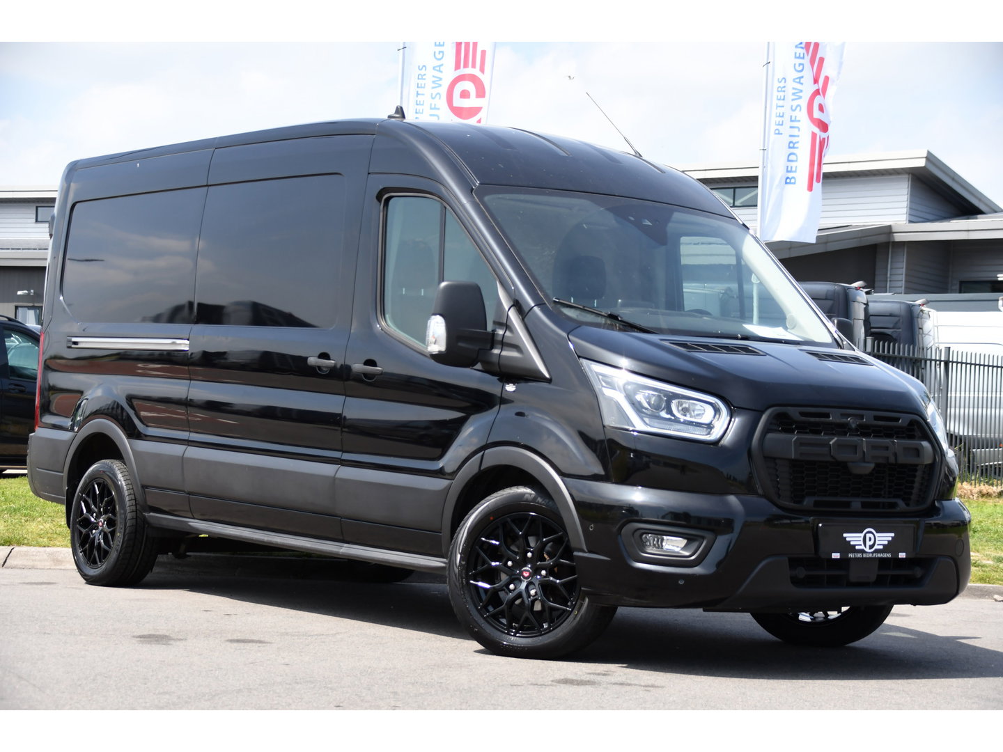 Ford Transit 350 2.0 TDCI L3H2 Limited Black Edition Camera, Cruise, Carplay, 185pk, Xenon, Automaat, Trekhaak, Multimedia, Sensoren, Uniek!
