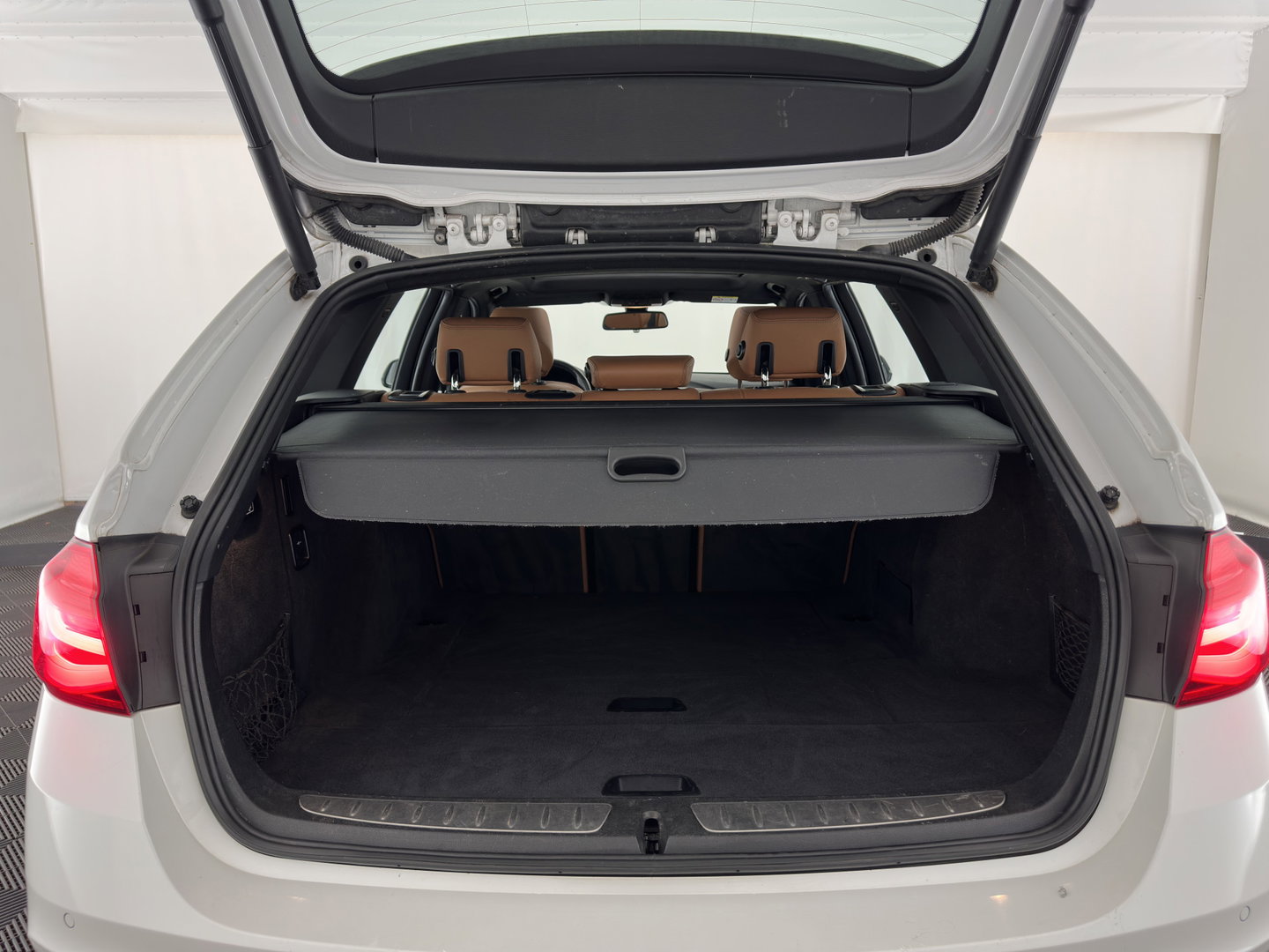 BMW 3 Serie Touring 318i Luxury Edition (INCL.BTW) Aut. *PANO | LEATHER | FULL-LED | HEATED-SPORTSEATS | DIGI-COCKPIT | NAVI-FULLMAP | ECC | PDC | CRUISE | 17''ALU | TOWBAR*