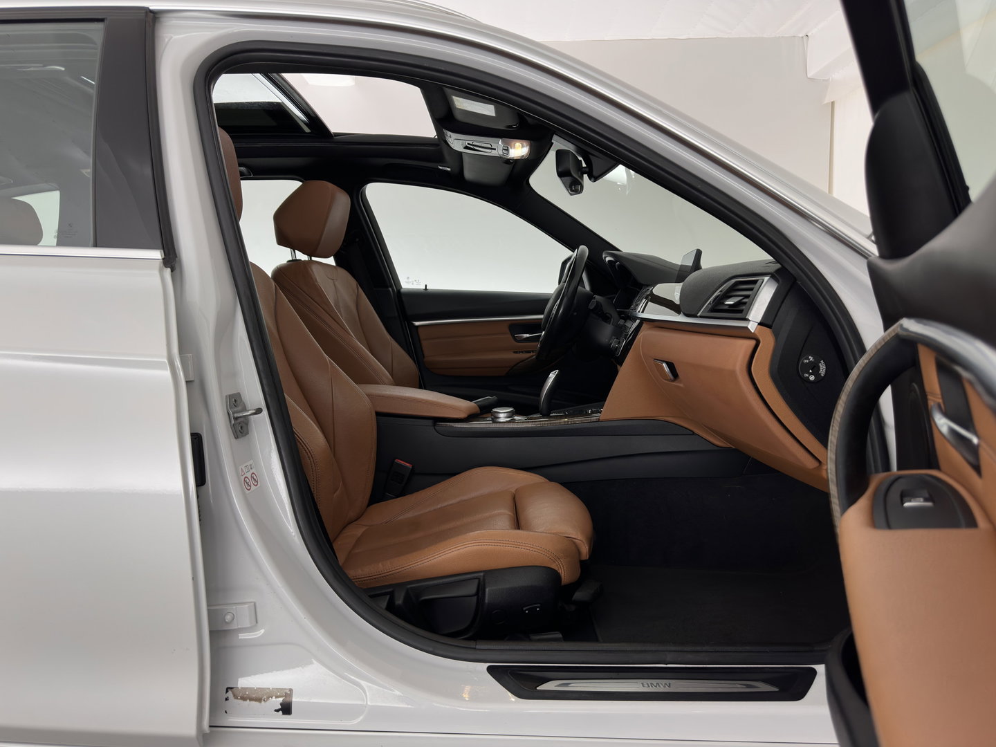 BMW 3 Serie Touring 318i Luxury Edition (INCL.BTW) Aut. *PANO | LEATHER | FULL-LED | HEATED-SPORTSEATS | DIGI-COCKPIT | NAVI-FULLMAP | ECC | PDC | CRUISE | 17''ALU | TOWBAR*