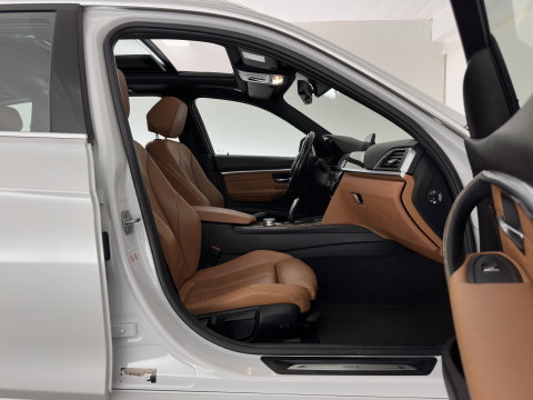BMW 3 Serie Touring 318i Luxury Edition (INCL.BTW) Aut. *PANO | LEATHER | FULL-LED | HEATED-SPORTSEATS | DIGI-COCKPIT | NAVI-FULLMAP | ECC | PDC | CRUISE | 17''ALU | TOWBAR*