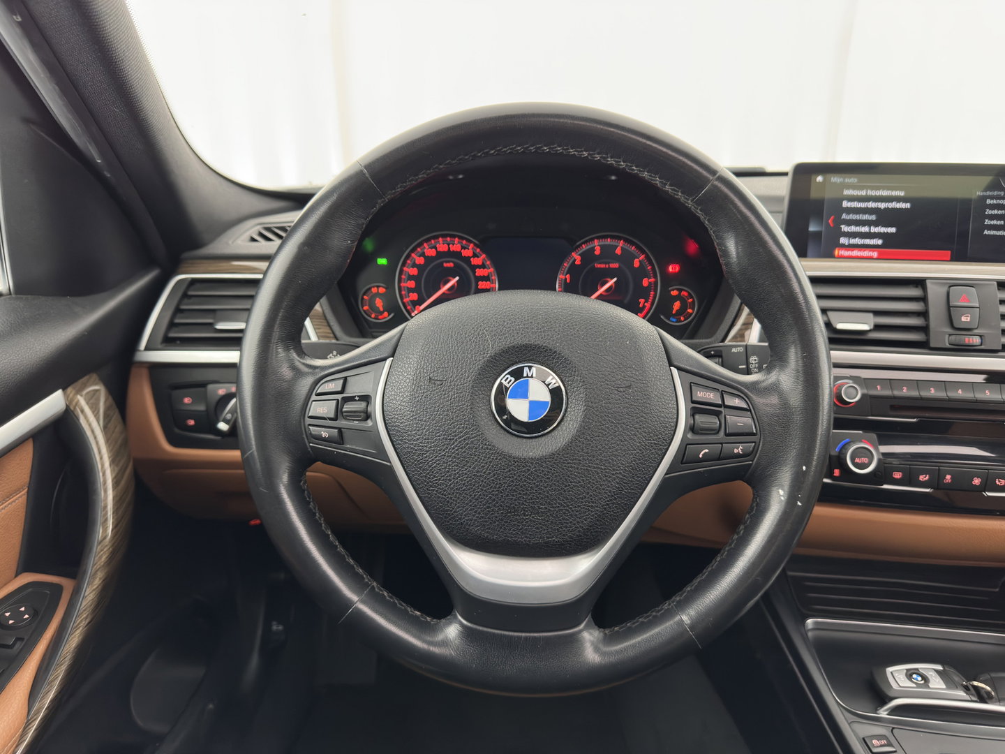 BMW 3 Serie Touring 318i Luxury Edition (INCL.BTW) Aut. *PANO | LEATHER | FULL-LED | HEATED-SPORTSEATS | DIGI-COCKPIT | NAVI-FULLMAP | ECC | PDC | CRUISE | 17''ALU | TOWBAR*