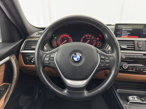 BMW 3 Serie Touring 318i Luxury Edition (INCL.BTW) Aut. *PANO | LEATHER | FULL-LED | HEATED-SPORTSEATS | DIGI-COCKPIT | NAVI-FULLMAP | ECC | PDC | CRUISE | 17''ALU | TOWBAR*