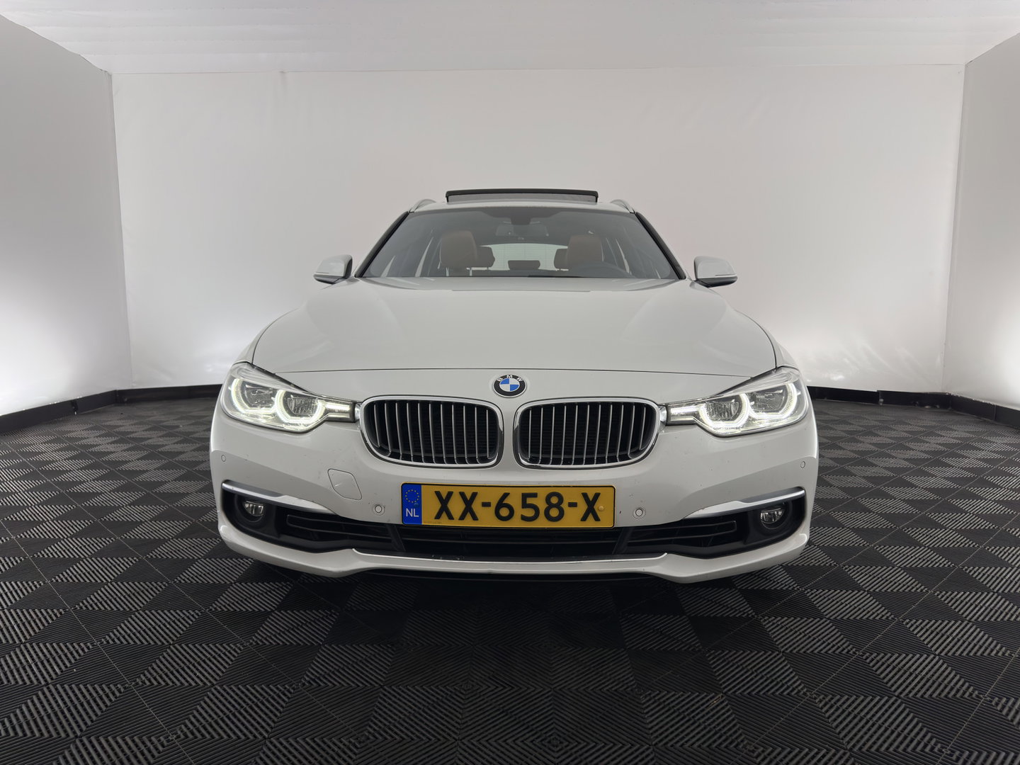 BMW 3 Serie Touring 318i Luxury Edition (INCL.BTW) Aut. *PANO | LEATHER | FULL-LED | HEATED-SPORTSEATS | DIGI-COCKPIT | NAVI-FULLMAP | ECC | PDC | CRUISE | 17''ALU | TOWBAR*