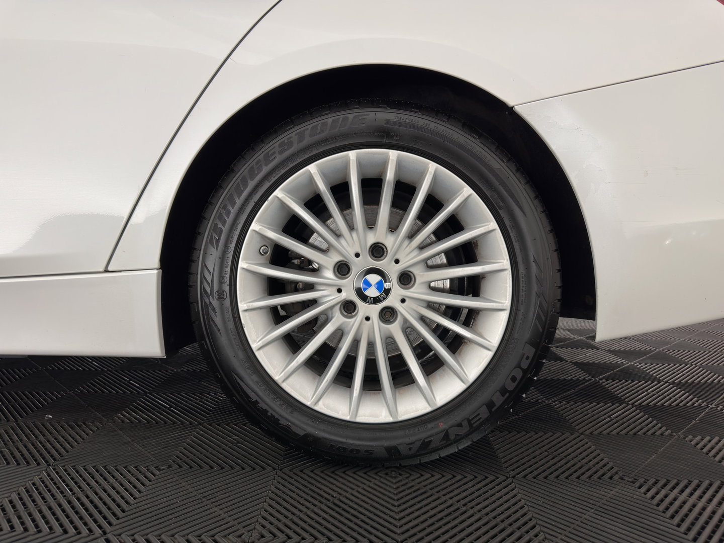 BMW 3 Serie Touring 318i Luxury Edition (INCL.BTW) Aut. *PANO | LEATHER | FULL-LED | HEATED-SPORTSEATS | DIGI-COCKPIT | NAVI-FULLMAP | ECC | PDC | CRUISE | 17''ALU | TOWBAR*
