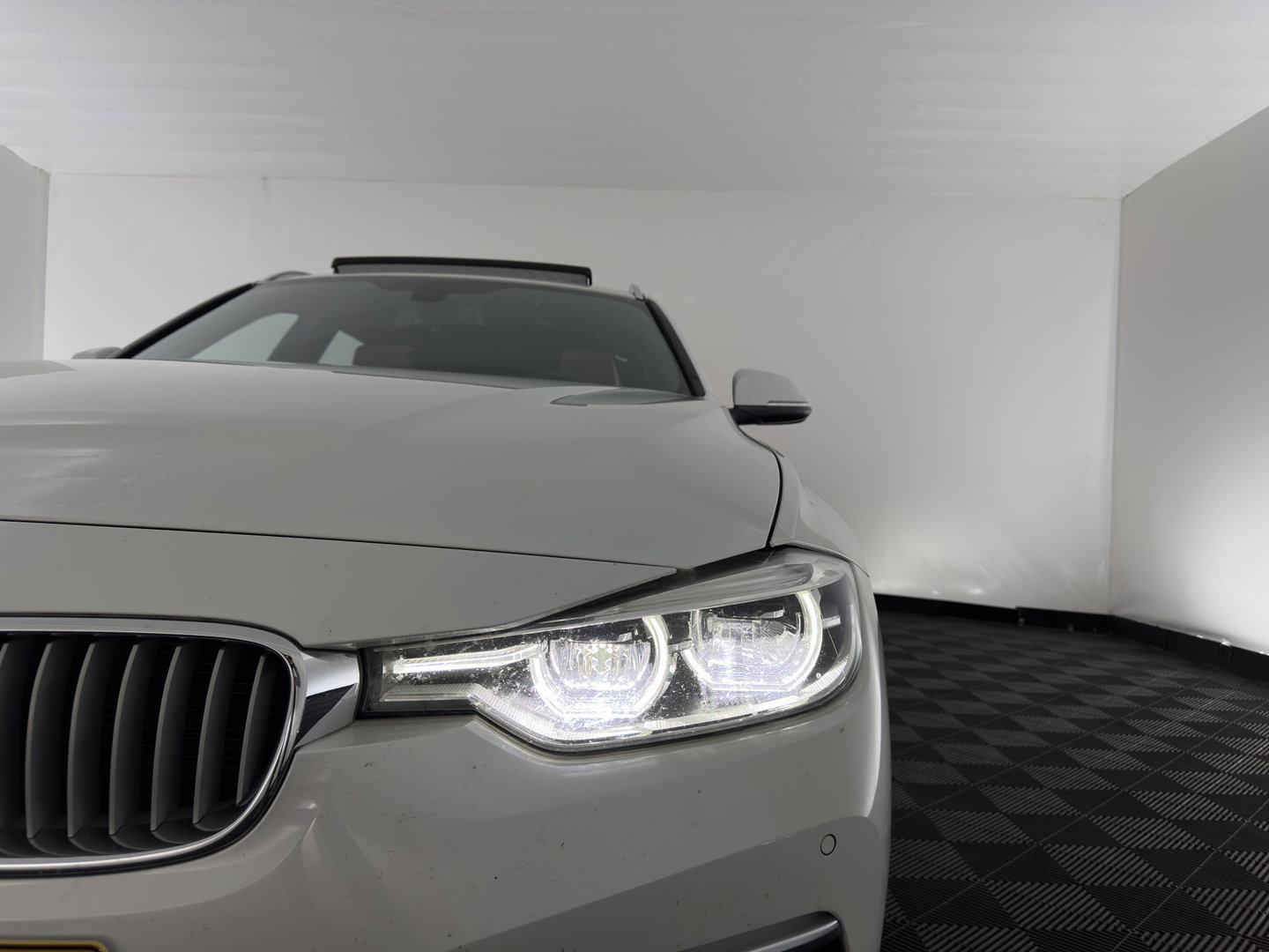 BMW 3 Serie Touring 318i Luxury Edition (INCL.BTW) Aut. *PANO | LEATHER | FULL-LED | HEATED-SPORTSEATS | DIGI-COCKPIT | NAVI-FULLMAP | ECC | PDC | CRUISE | 17''ALU | TOWBAR*