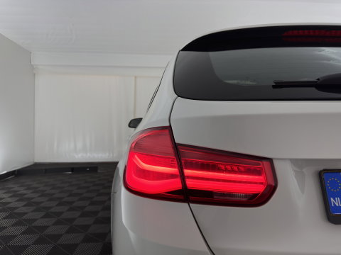 BMW 3 Serie Touring 318i Luxury Edition (INCL.BTW) Aut. *PANO | LEATHER | FULL-LED | HEATED-SPORTSEATS | DIGI-COCKPIT | NAVI-FULLMAP | ECC | PDC | CRUISE | 17''ALU | TOWBAR*