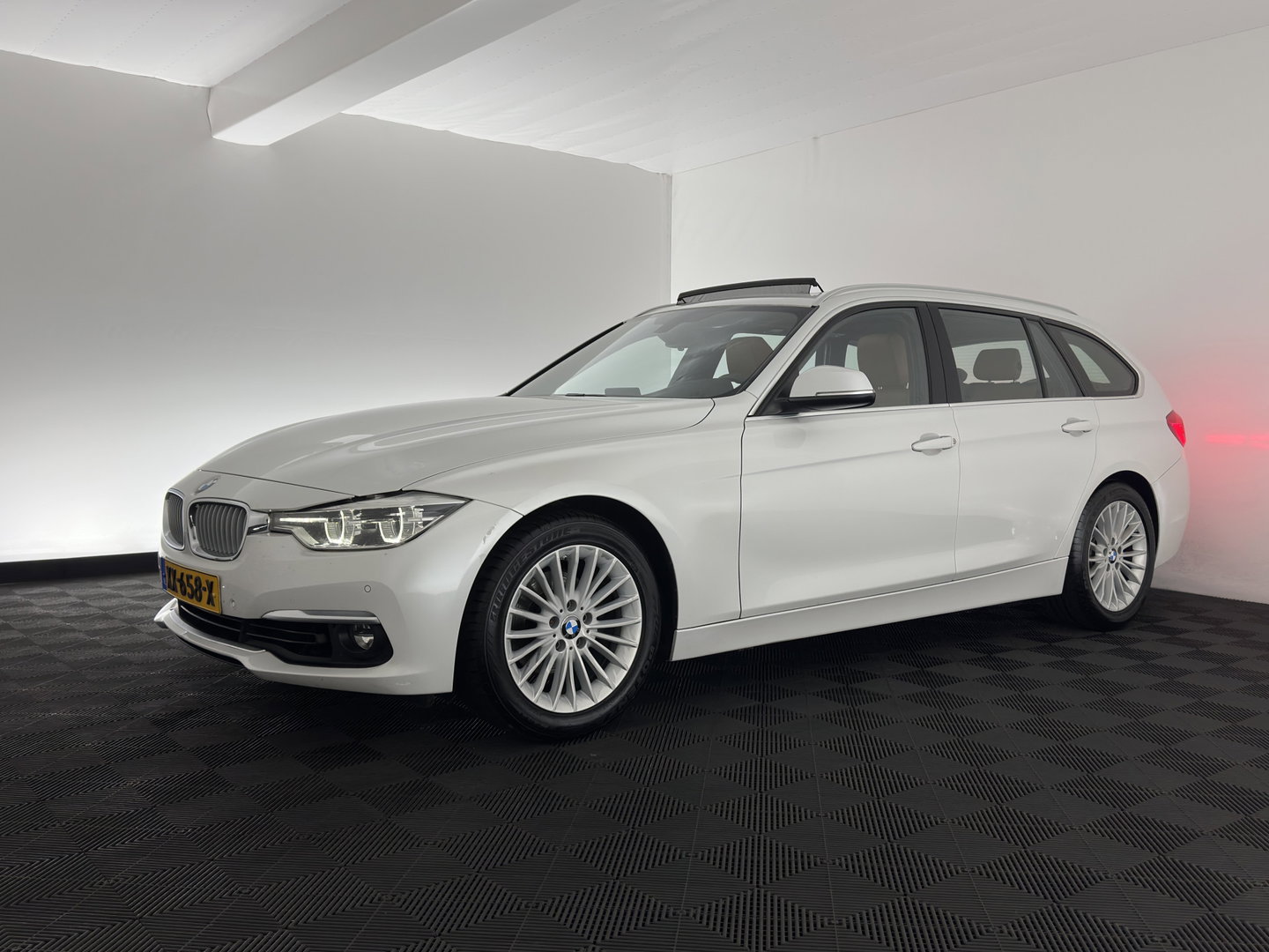 BMW 3 Serie Touring 318i Luxury Edition (INCL.BTW) Aut. *PANO | LEATHER | FULL-LED | HEATED-SPORTSEATS | DIGI-COCKPIT | NAVI-FULLMAP | ECC | PDC | CRUISE | 17''ALU | TOWBAR*