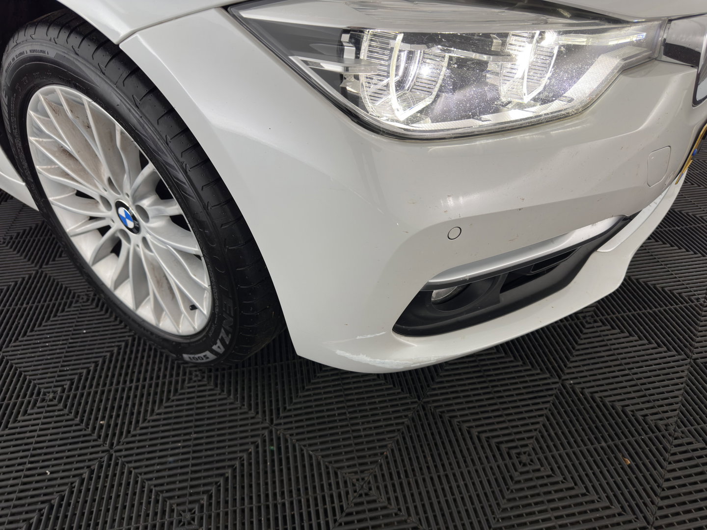 BMW 3 Serie Touring 318i Luxury Edition (INCL.BTW) Aut. *PANO | LEATHER | FULL-LED | HEATED-SPORTSEATS | DIGI-COCKPIT | NAVI-FULLMAP | ECC | PDC | CRUISE | 17''ALU | TOWBAR*