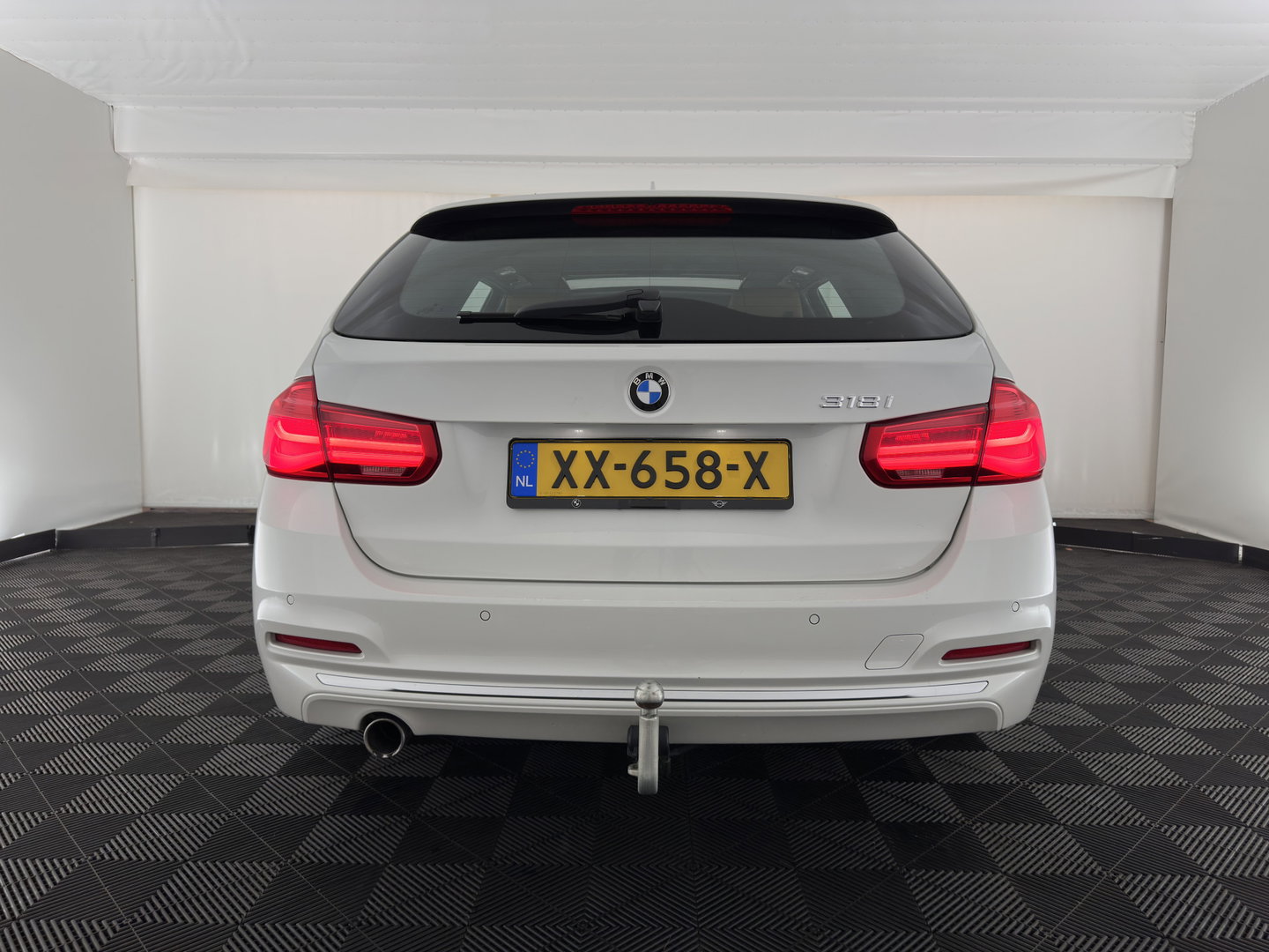 BMW 3 Serie Touring 318i Luxury Edition (INCL.BTW) Aut. *PANO | LEATHER | FULL-LED | HEATED-SPORTSEATS | DIGI-COCKPIT | NAVI-FULLMAP | ECC | PDC | CRUISE | 17''ALU | TOWBAR*