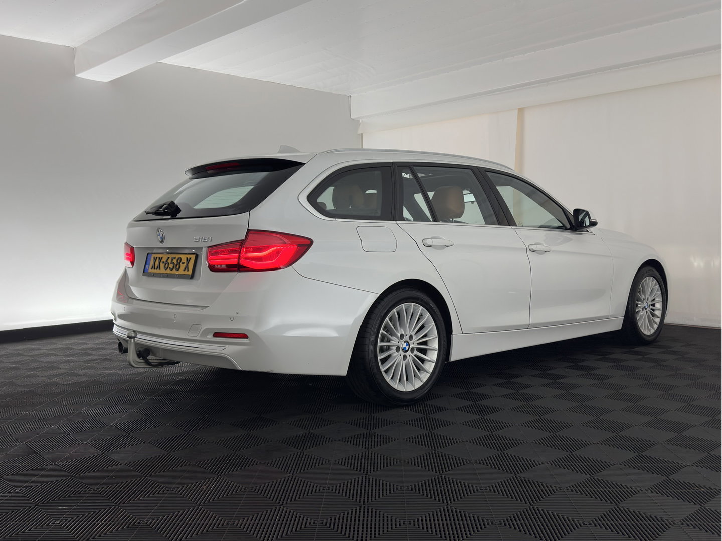 BMW 3 Serie Touring 318i Luxury Edition (INCL.BTW) Aut. *PANO | LEATHER | FULL-LED | HEATED-SPORTSEATS | DIGI-COCKPIT | NAVI-FULLMAP | ECC | PDC | CRUISE | 17''ALU | TOWBAR*