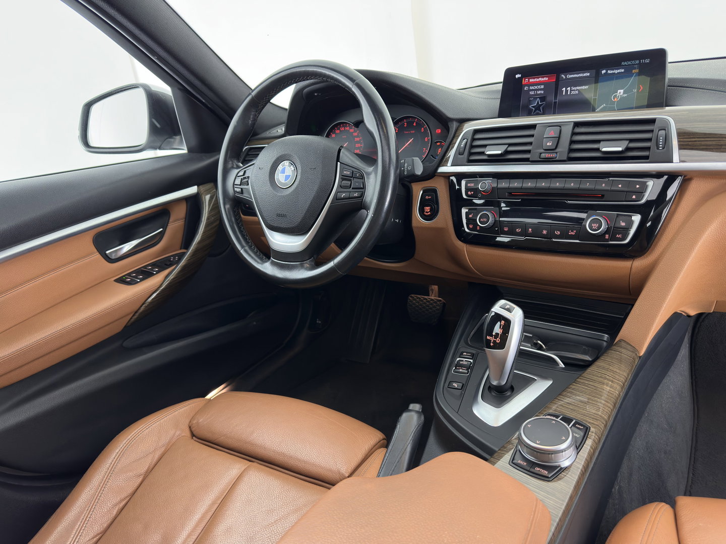 BMW 3 Serie Touring 318i Luxury Edition (INCL.BTW) Aut. *PANO | LEATHER | FULL-LED | HEATED-SPORTSEATS | DIGI-COCKPIT | NAVI-FULLMAP | ECC | PDC | CRUISE | 17''ALU | TOWBAR*