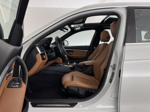 BMW 3 Serie Touring 318i Luxury Edition (INCL.BTW) Aut. *PANO | LEATHER | FULL-LED | HEATED-SPORTSEATS | DIGI-COCKPIT | NAVI-FULLMAP | ECC | PDC | CRUISE | 17''ALU | TOWBAR*