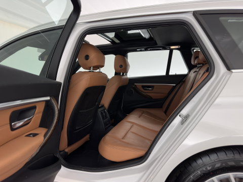 BMW 3 Serie Touring 318i Luxury Edition (INCL.BTW) Aut. *PANO | LEATHER | FULL-LED | HEATED-SPORTSEATS | DIGI-COCKPIT | NAVI-FULLMAP | ECC | PDC | CRUISE | 17''ALU | TOWBAR*