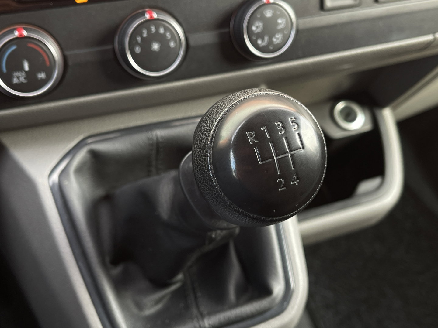 Volkswagen Transporter 2.0 TDI L1H1 28 | Trekhaak | Airconditioning | Bluetooth | Betonplex | Centrale Vergrendeling |