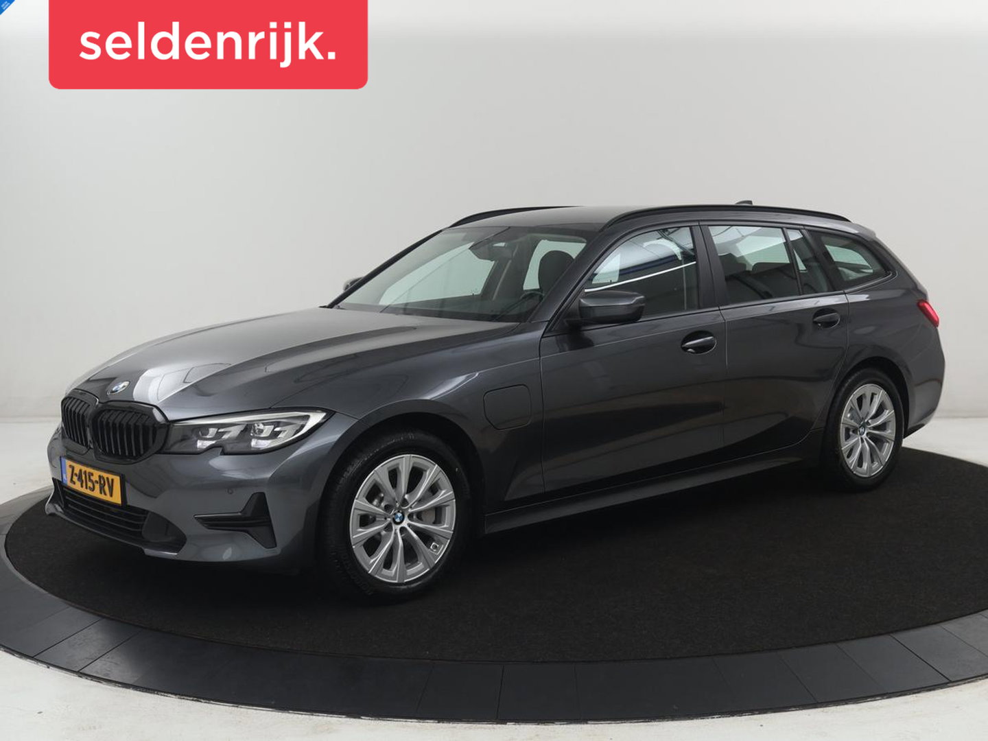 BMW 3 Serie Touring 330e High Executive | SOH 91,4% | Cruise control | Head-up | Stoelverwarming | Trekhaak | Climate control | Park assist | Carplay | Full LED | Elektrische achterklep