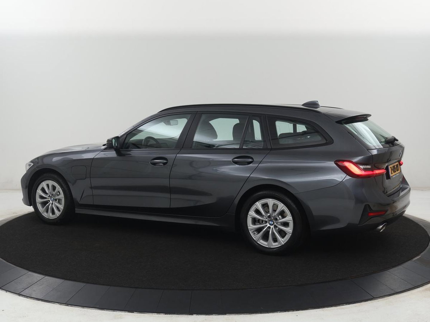BMW 3 Serie Touring 330e High Executive | SOH 91,4% | Cruise control | Head-up | Stoelverwarming | Trekhaak | Climate control | Park assist | Carplay | Full LED | Elektrische achterklep