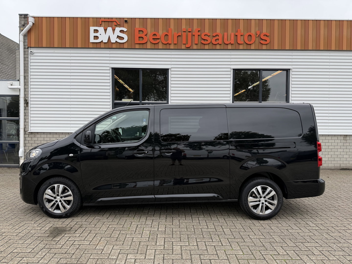 Peugeot Expert 2.0 BlueHDI 177pk automaat S&S L3H1 DC 5 persoons / vaste prijs rijklaar € 27.950 ex btw / lease vanaf € 456 / dubbele schuifdeur / euro 6 / bpm vrij / airco / cruise / navi / trekhaak !