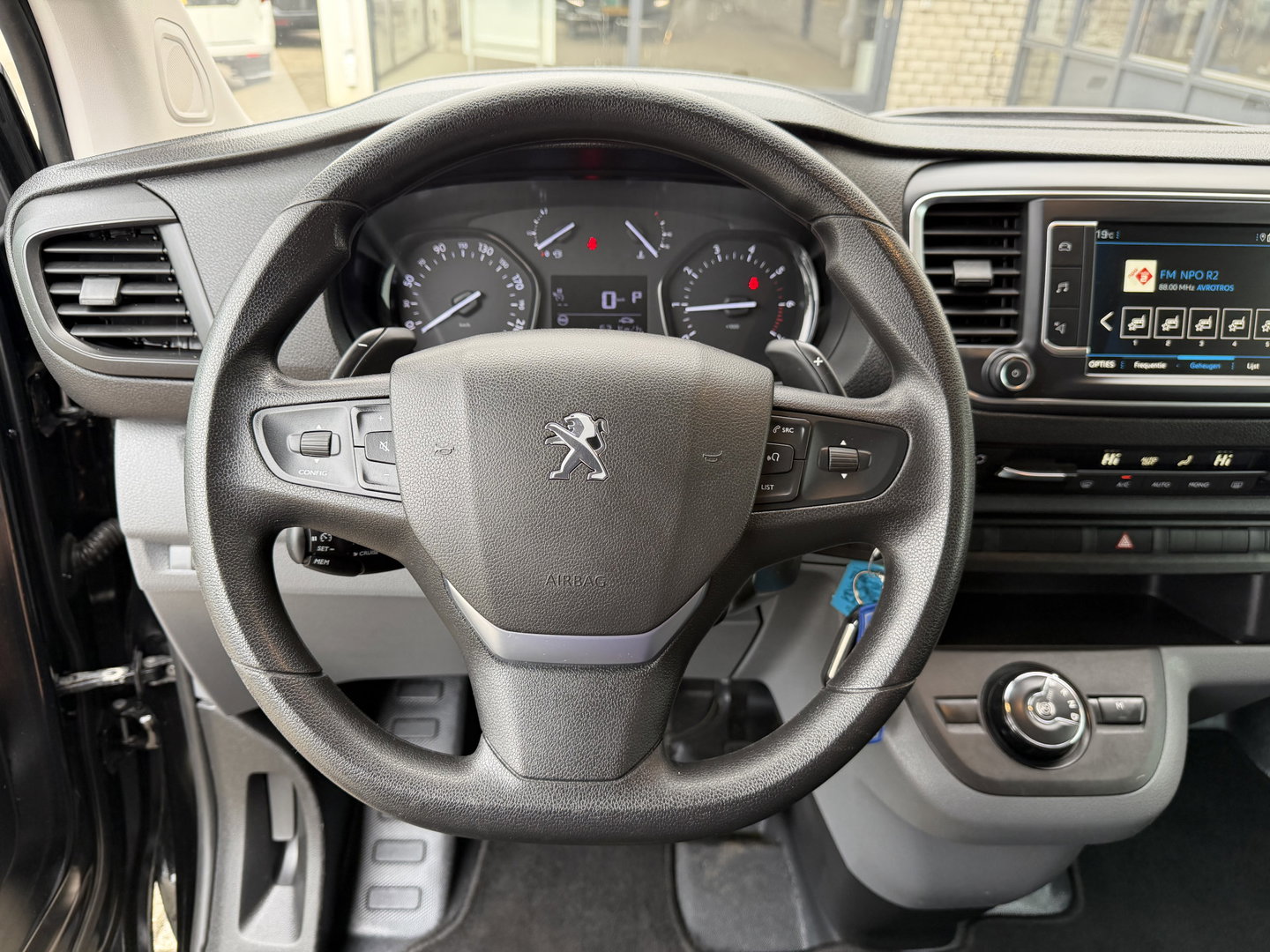 Peugeot Expert 2.0 BlueHDI 177pk automaat S&S L3H1 DC 5 persoons / vaste prijs rijklaar € 27.950 ex btw / lease vanaf € 456 / dubbele schuifdeur / euro 6 / bpm vrij / airco / cruise / navi / trekhaak !