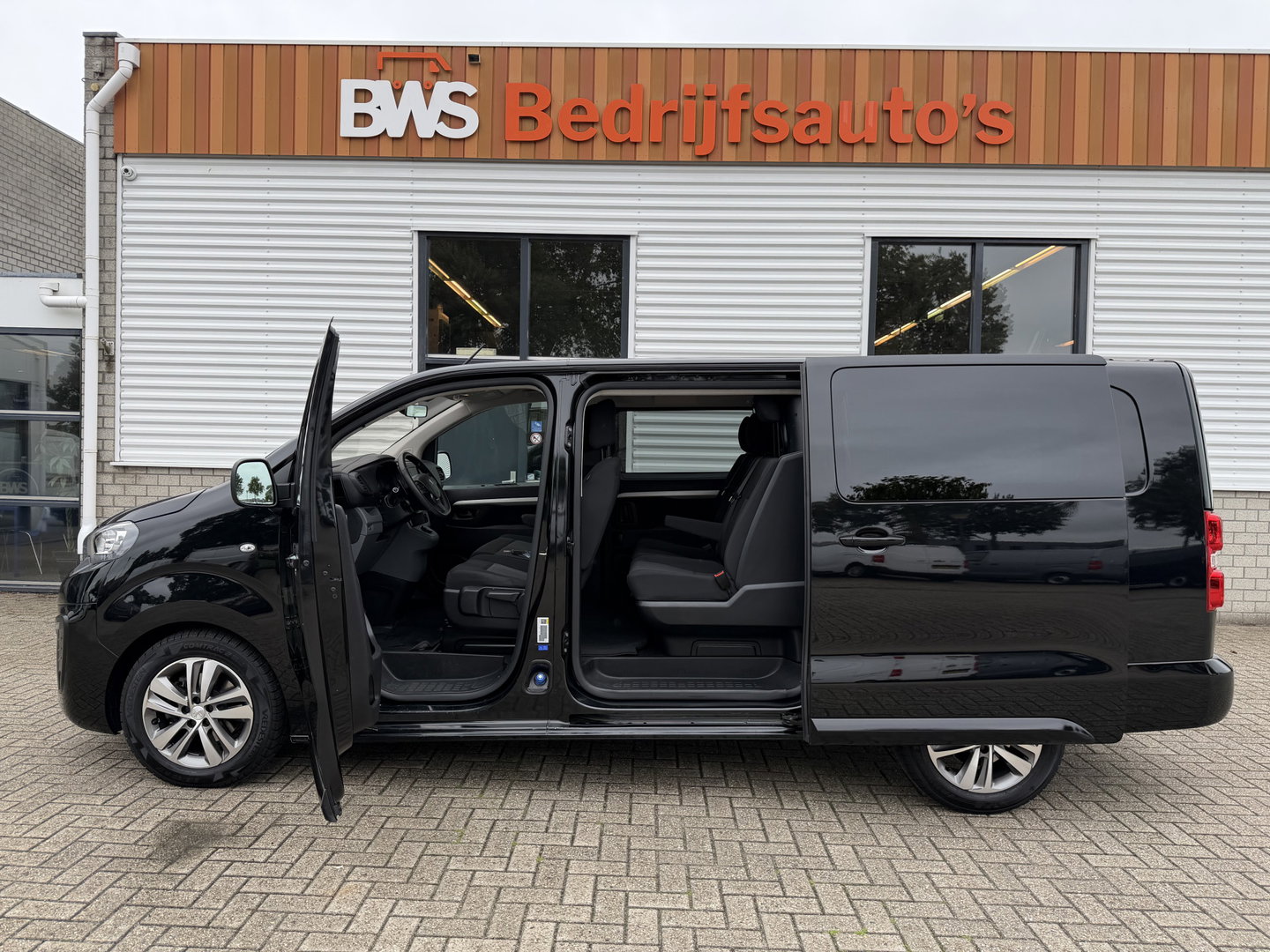 Peugeot Expert 2.0 BlueHDI 177pk automaat S&S L3H1 DC 5 persoons / vaste prijs rijklaar € 27.950 ex btw / lease vanaf € 456 / dubbele schuifdeur / euro 6 / bpm vrij / airco / cruise / navi / trekhaak !