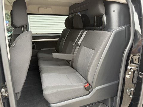 Peugeot Expert 2.0 BlueHDI 177pk automaat S&S L3H1 DC 5 persoons / vaste prijs rijklaar € 27.950 ex btw / lease vanaf € 456 / dubbele schuifdeur / euro 6 / bpm vrij / airco / cruise / navi / trekhaak !