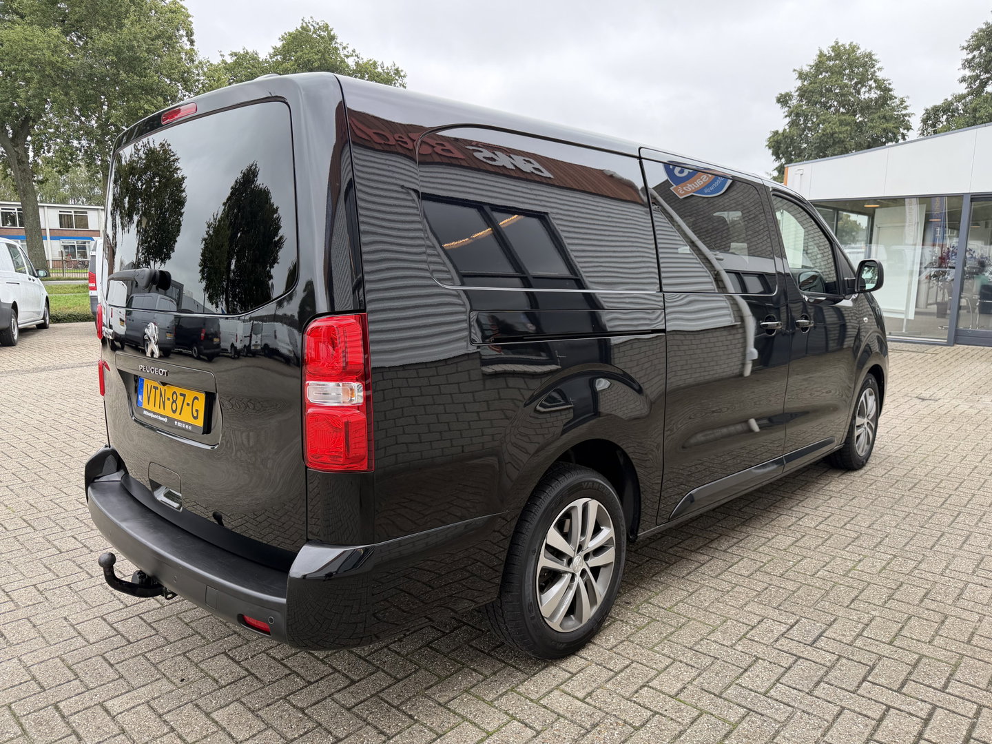 Peugeot Expert 2.0 BlueHDI 177pk automaat S&S L3H1 DC 5 persoons / vaste prijs rijklaar € 27.950 ex btw / lease vanaf € 456 / dubbele schuifdeur / euro 6 / bpm vrij / airco / cruise / navi / trekhaak !