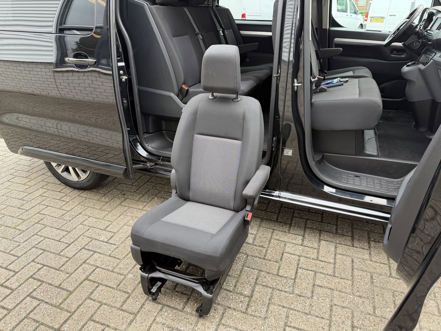 Peugeot Expert 2.0 BlueHDI 177pk automaat S&S L3H1 DC 5 persoons / vaste prijs rijklaar € 27.950 ex btw / lease vanaf € 456 / dubbele schuifdeur / euro 6 / bpm vrij / airco / cruise / navi / trekhaak !