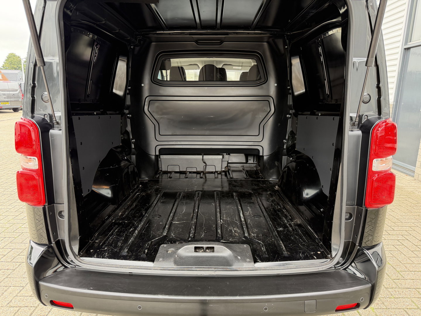 Peugeot Expert 2.0 BlueHDI 177pk automaat S&S L3H1 DC 5 persoons / vaste prijs rijklaar € 27.950 ex btw / lease vanaf € 456 / dubbele schuifdeur / euro 6 / bpm vrij / airco / cruise / navi / trekhaak !