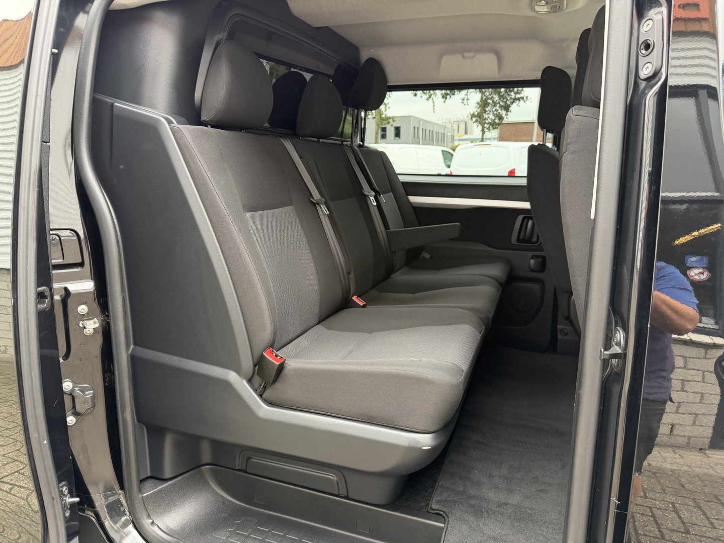 Peugeot Expert 2.0 BlueHDI 177pk automaat S&S L3H1 DC 5 persoons / vaste prijs rijklaar € 27.950 ex btw / lease vanaf € 456 / dubbele schuifdeur / euro 6 / bpm vrij / airco / cruise / navi / trekhaak !