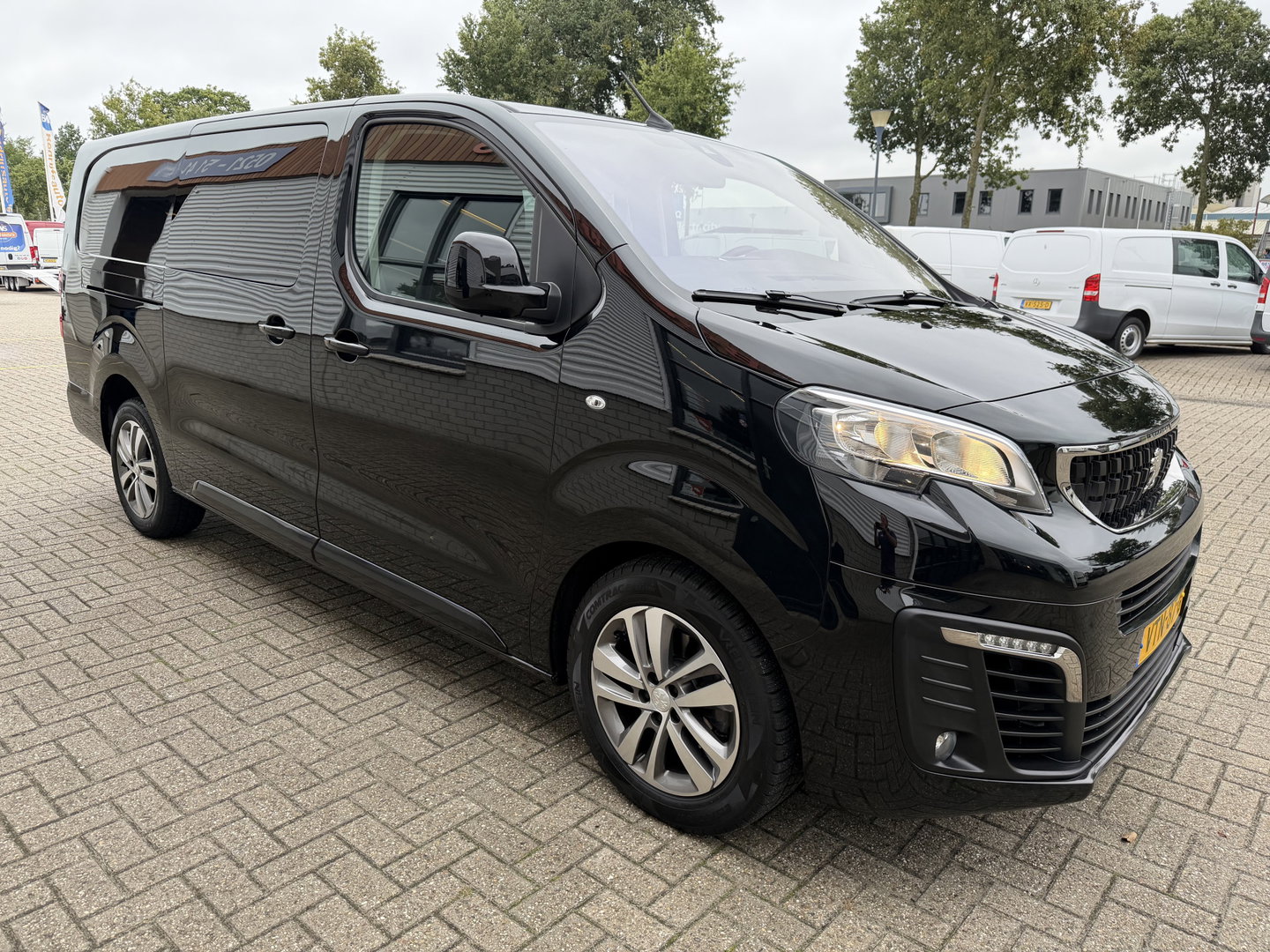 Peugeot Expert 2.0 BlueHDI 177pk automaat S&S L3H1 DC 5 persoons / vaste prijs rijklaar € 27.950 ex btw / lease vanaf € 456 / dubbele schuifdeur / euro 6 / bpm vrij / airco / cruise / navi / trekhaak !