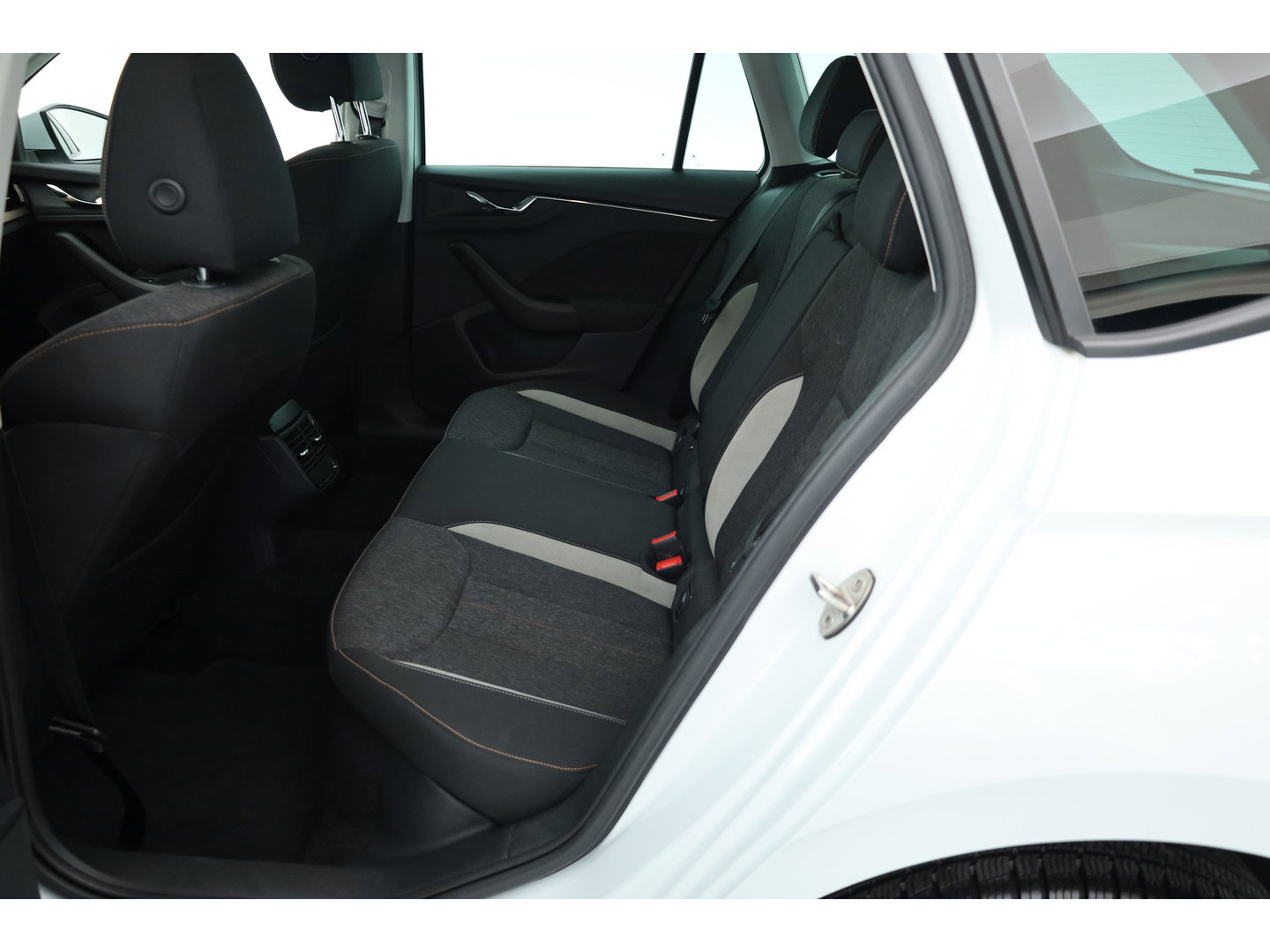 Škoda Kamiq 1.5 TSI ACT Business Edition DSG 150pk | Trekhaak | Apple CarPlay | Stoelverw. | All Seasons | Keyless | PDC A