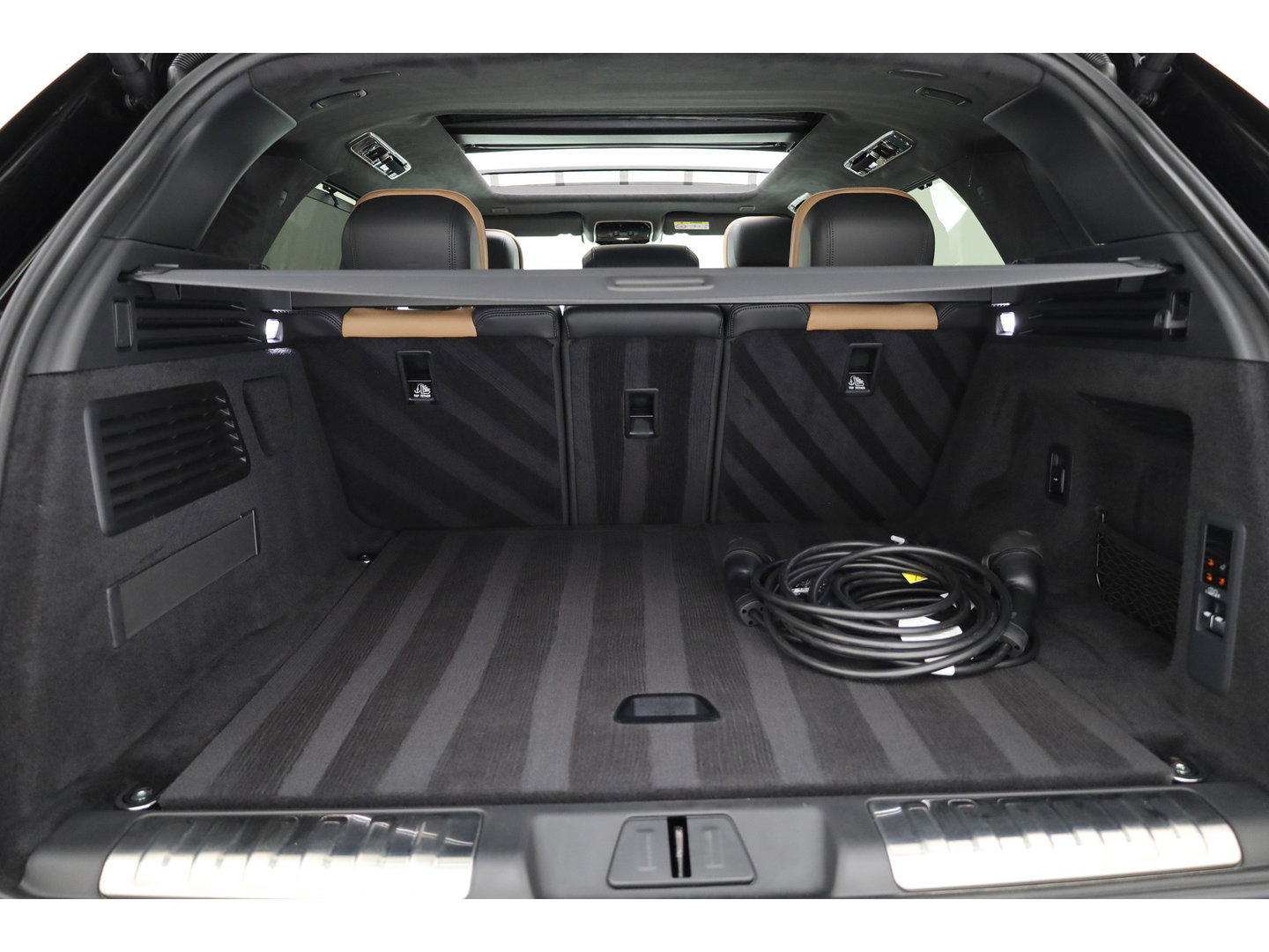 Land Rover Range Rover Sport P550e Autobiography PHEV | Achterasbesturing | Luchtvering | Black Pack | Massage + Ventilatie | Elek. Trekhaak | Comfort Pack| 23'' |
