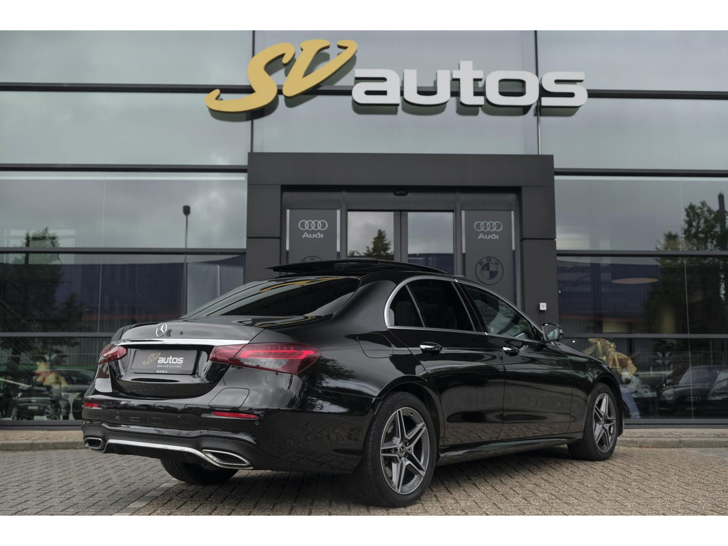 Mercedes-Benz E-Klasse E300e AMG 320pk Panoramadak Burmester Widescreen Leder NLauto 1e Eigenaar!