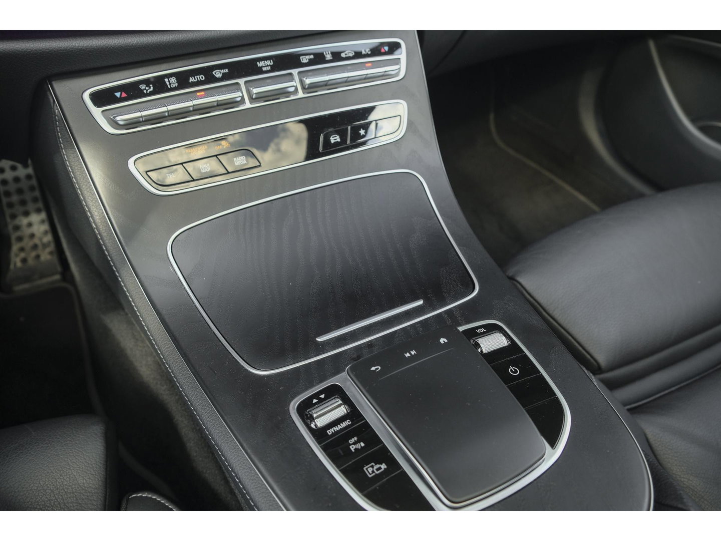 Mercedes-Benz E-Klasse E300e AMG 320pk Panoramadak Burmester Widescreen Leder NLauto 1e Eigenaar!