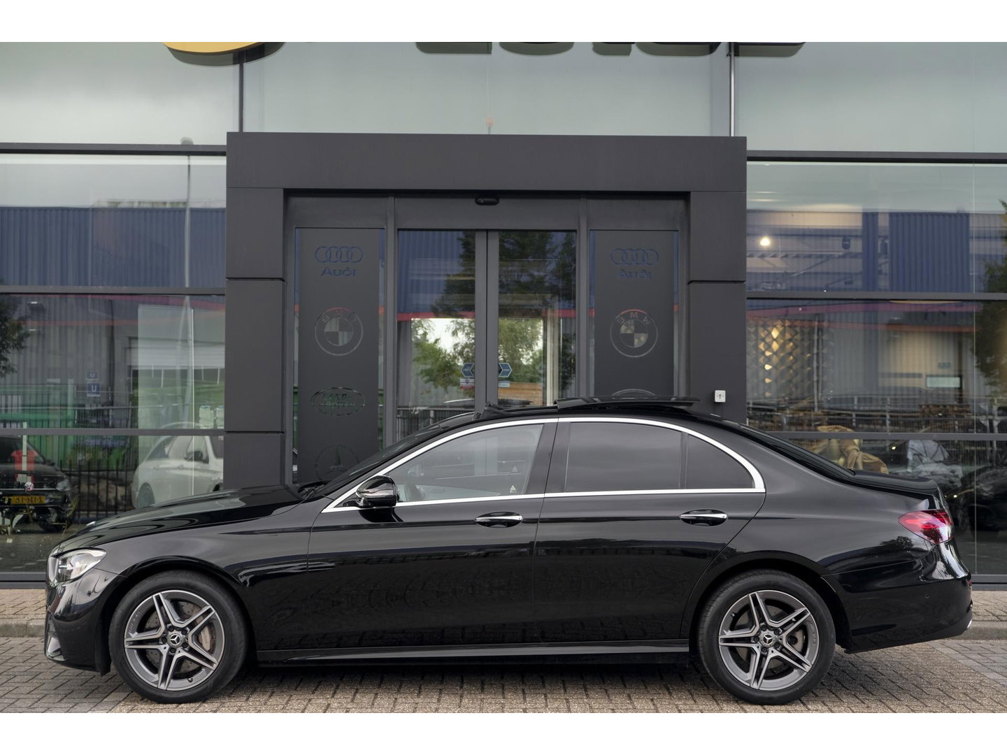Mercedes-Benz E-Klasse E300e AMG 320pk Panoramadak Burmester Widescreen Leder NLauto 1e Eigenaar!