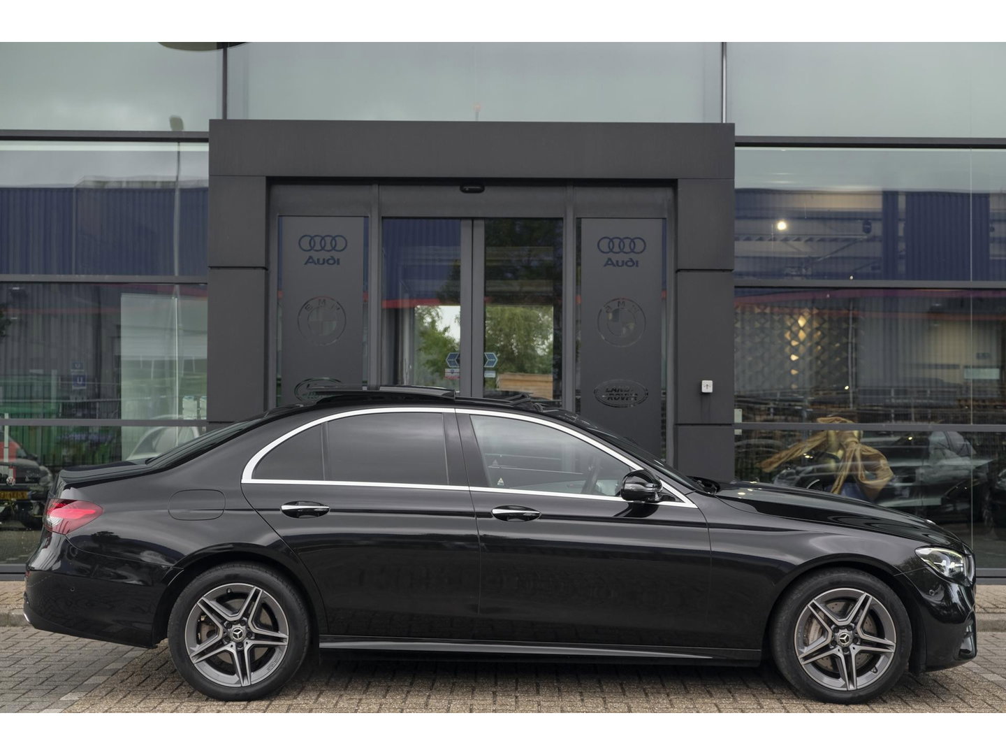 Mercedes-Benz E-Klasse E300e AMG 320pk Panoramadak Burmester Widescreen Leder NLauto 1e Eigenaar!