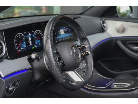 Mercedes-Benz E-Klasse E300e AMG 320pk Panoramadak Burmester Widescreen Leder NLauto 1e Eigenaar!