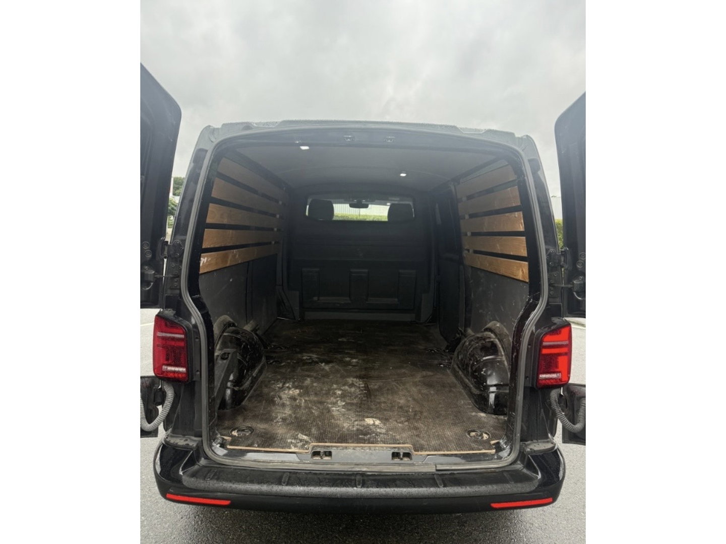 Volkswagen Transporter 2.0 TDI L2H1 28 Bulli Black Edition Virtual, Adaptieve Cruise, Camera, Carlay, LED, Stoelverwarming, Leder, 150pk, Automaat, Uniek!