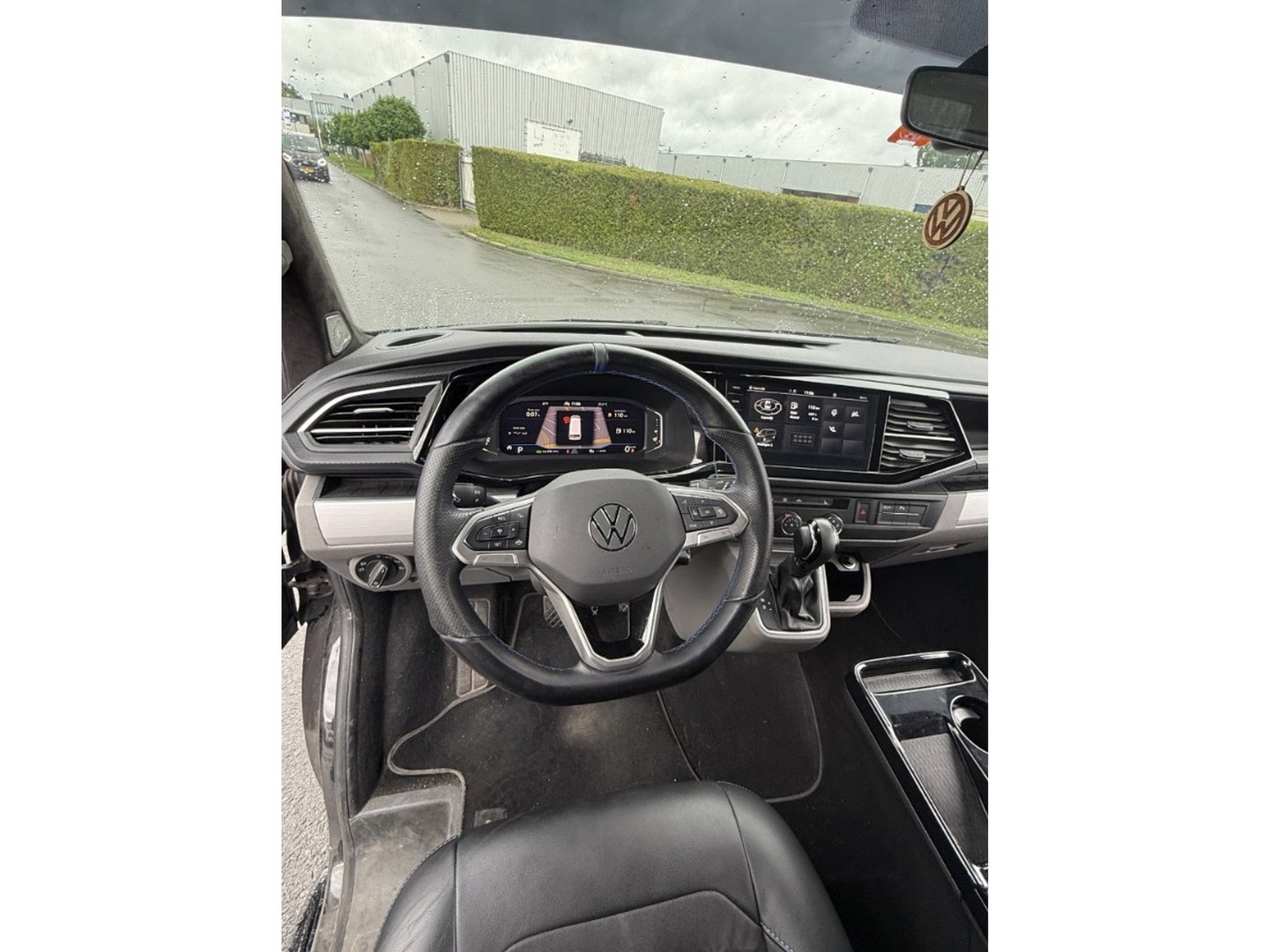 Volkswagen Transporter 2.0 TDI L2H1 28 Bulli Black Edition Virtual, Adaptieve Cruise, Camera, Carlay, LED, Stoelverwarming, Leder, 150pk, Automaat, Uniek!