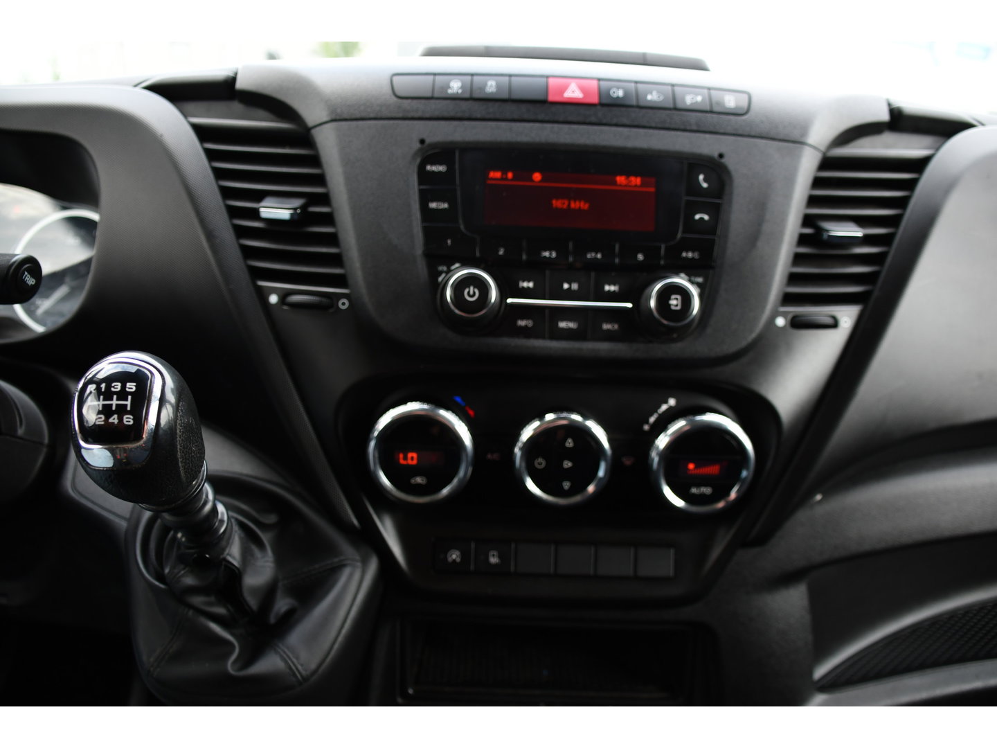 Iveco Daily 35C16V 2.3 352 H2 Edition Camera, Cruise, Airco, 3500kg Trekhaak, LED, Clima ,Radio, 160pk, Uniek!