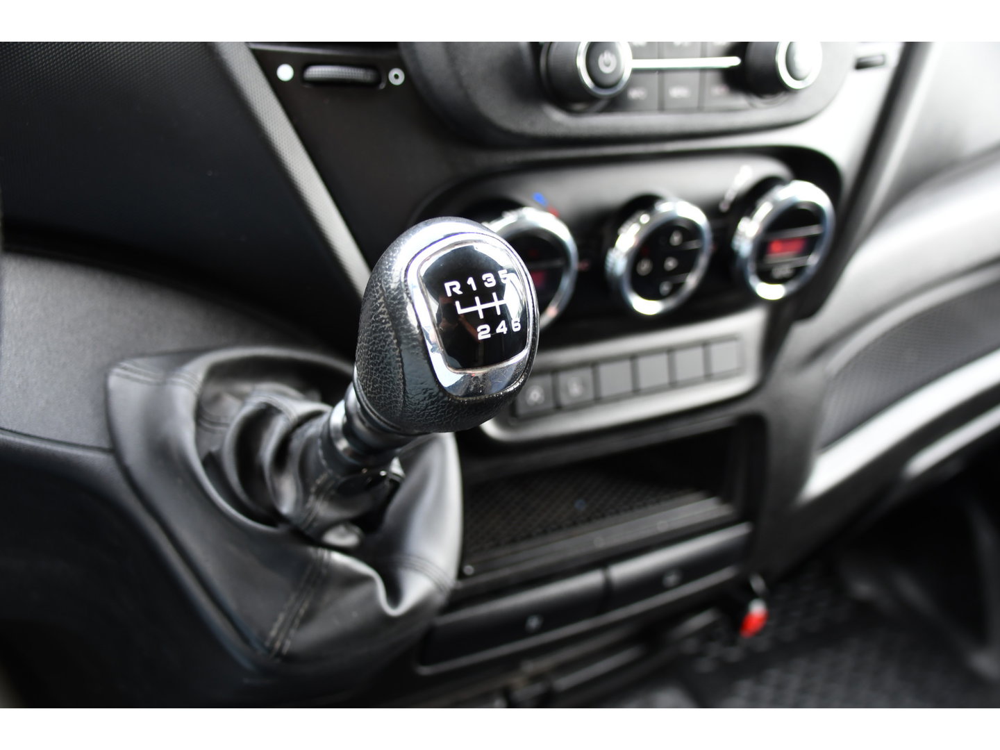 Iveco Daily 35C16V 2.3 352 H2 Edition Camera, Cruise, Airco, 3500kg Trekhaak, LED, Clima ,Radio, 160pk, Uniek!
