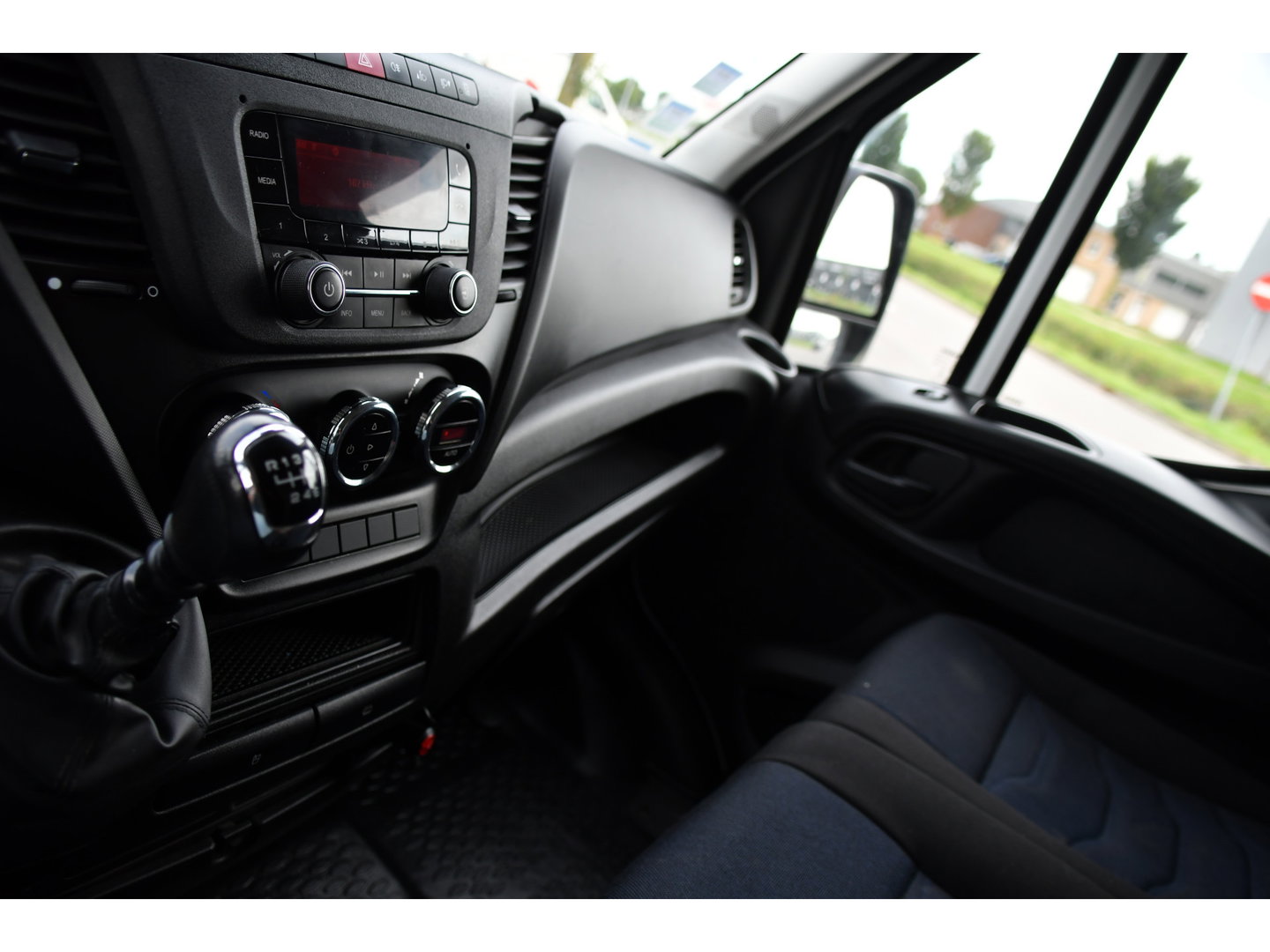 Iveco Daily 35C16V 2.3 352 H2 Edition Camera, Cruise, Airco, 3500kg Trekhaak, LED, Clima ,Radio, 160pk, Uniek!