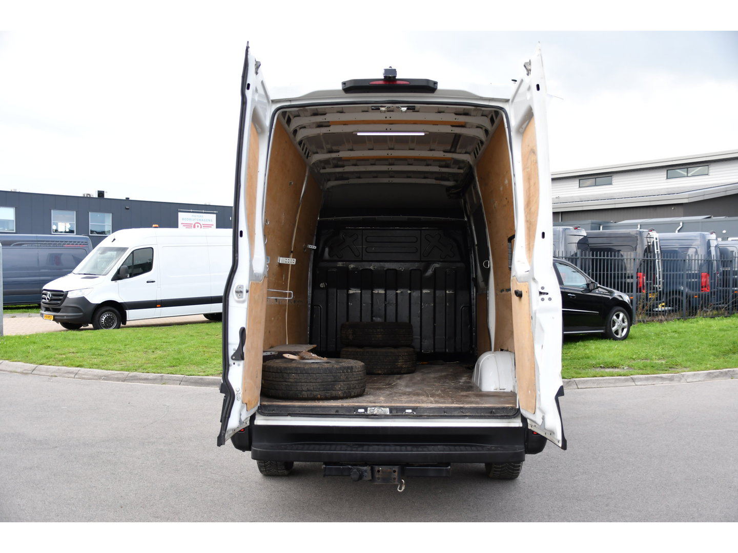 Iveco Daily 35C16V 2.3 352 H2 Edition Camera, Cruise, Airco, 3500kg Trekhaak, LED, Clima ,Radio, 160pk, Uniek!
