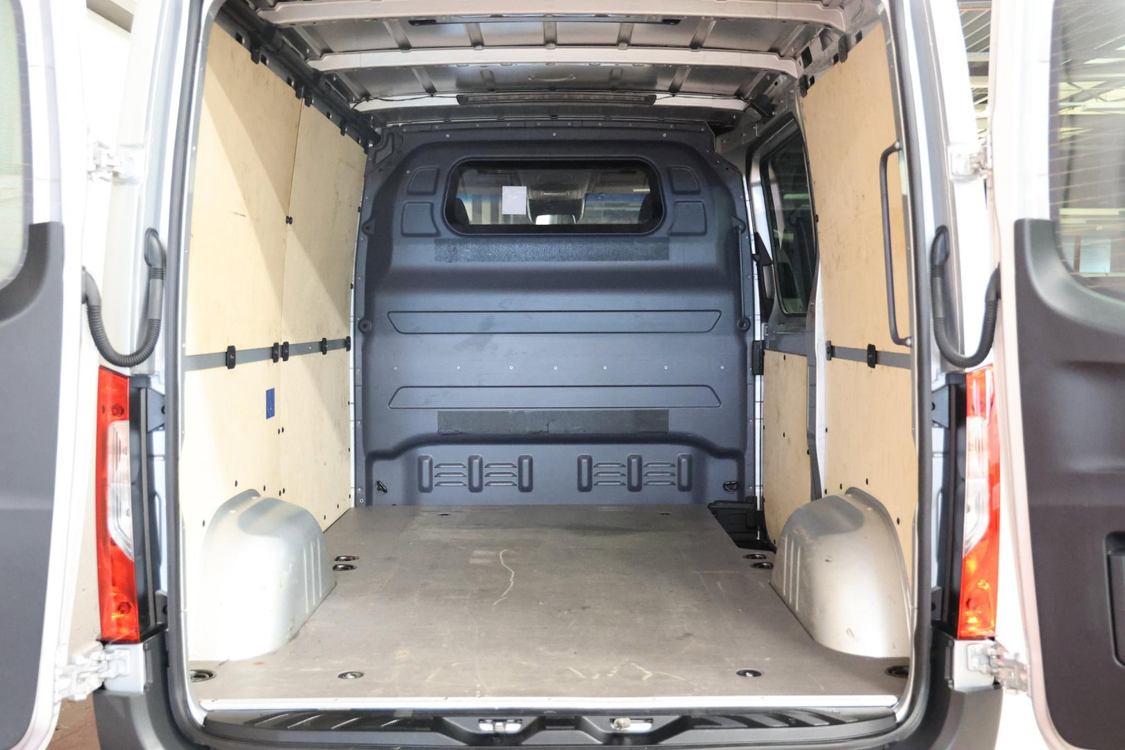 Mercedes-Benz Sprinter 317 L1H1 170PK 2000KG TREKVERMOGEN