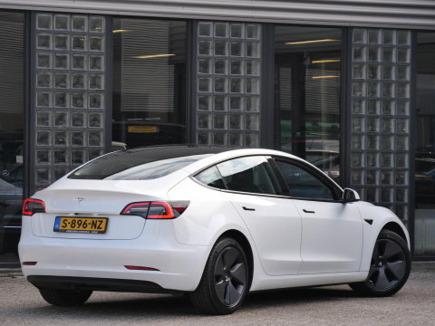 Tesla Model 3 RWD 60kWh PLUS/ WARMTEPOMP/ LFP ACCU/ TREKHAAK/ NL-AUTO 1STE EIGENAAR/ SOH 93%