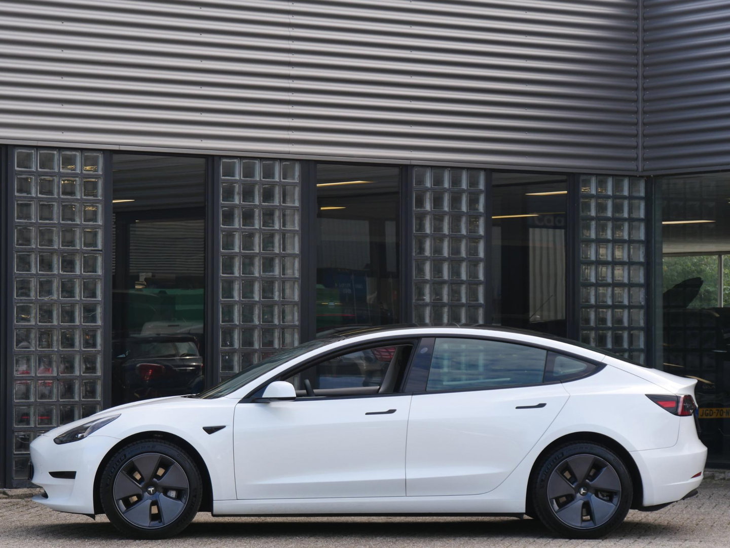 Tesla Model 3 RWD 60kWh PLUS/ WARMTEPOMP/ LFP ACCU/ TREKHAAK/ NL-AUTO 1STE EIGENAAR/ SOH 93%