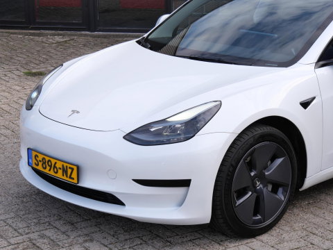 Tesla Model 3 RWD 60kWh PLUS/ WARMTEPOMP/ LFP ACCU/ TREKHAAK/ NL-AUTO 1STE EIGENAAR/ SOH 93%