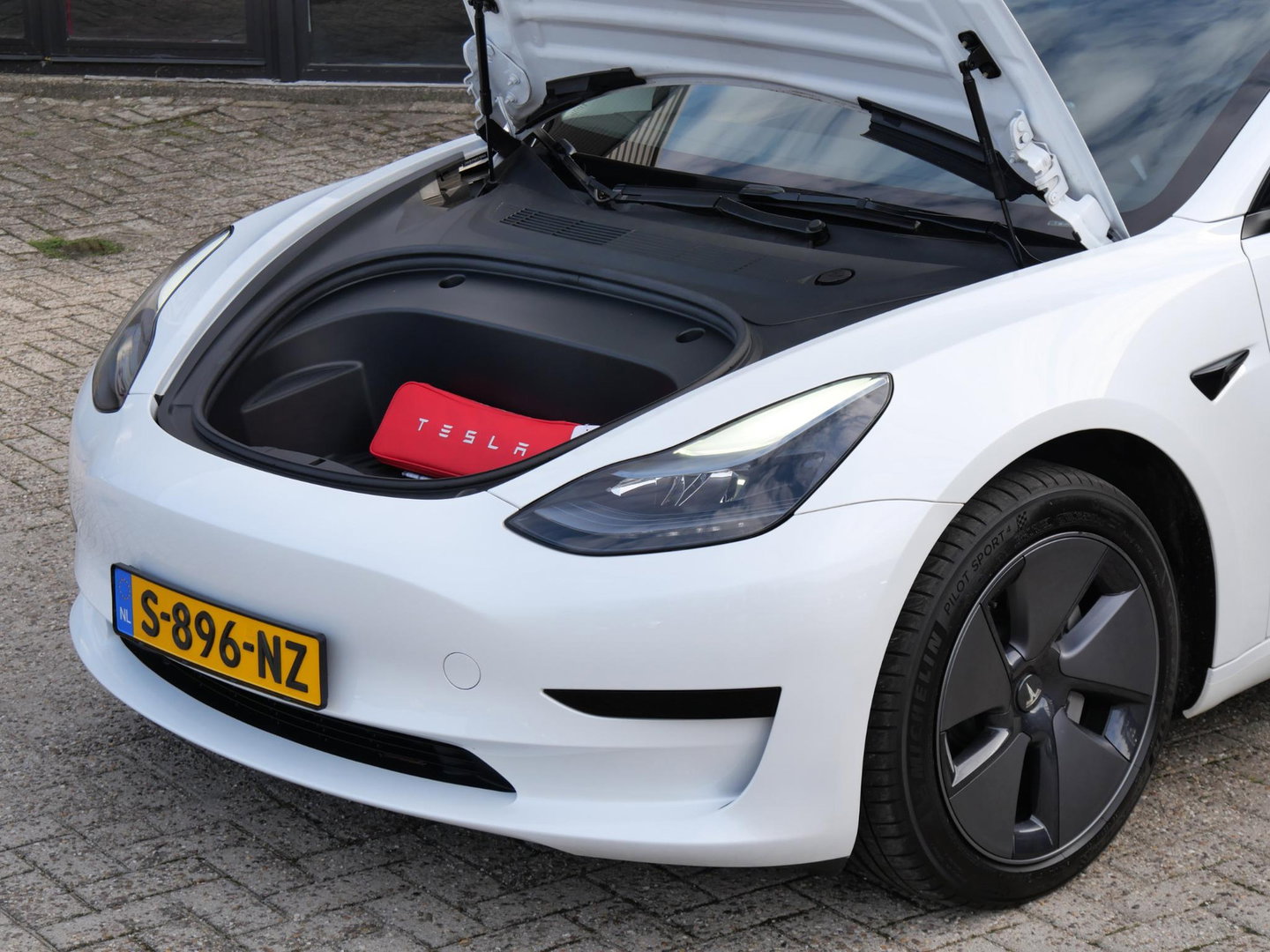 Tesla Model 3 RWD 60kWh PLUS/ WARMTEPOMP/ LFP ACCU/ TREKHAAK/ NL-AUTO 1STE EIGENAAR/ SOH 93%