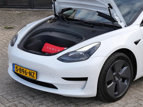 Tesla Model 3 RWD 60kWh PLUS/ WARMTEPOMP/ LFP ACCU/ TREKHAAK/ NL-AUTO 1STE EIGENAAR/ SOH 93%