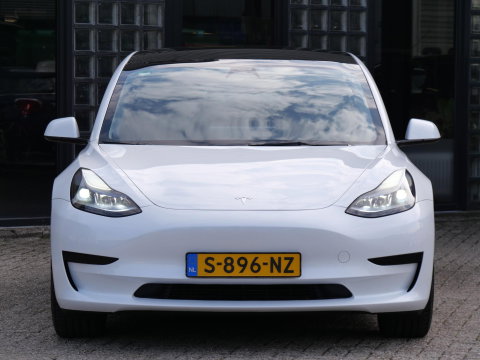 Tesla Model 3 RWD 60kWh PLUS/ WARMTEPOMP/ LFP ACCU/ TREKHAAK/ NL-AUTO 1STE EIGENAAR/ SOH 93%